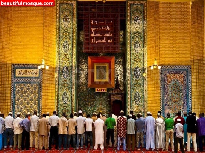 Salat di Mesquita Central de Lisboa (Masjid Agung Lisabon) yang didirikan 1985 (beautifulmosque.com)