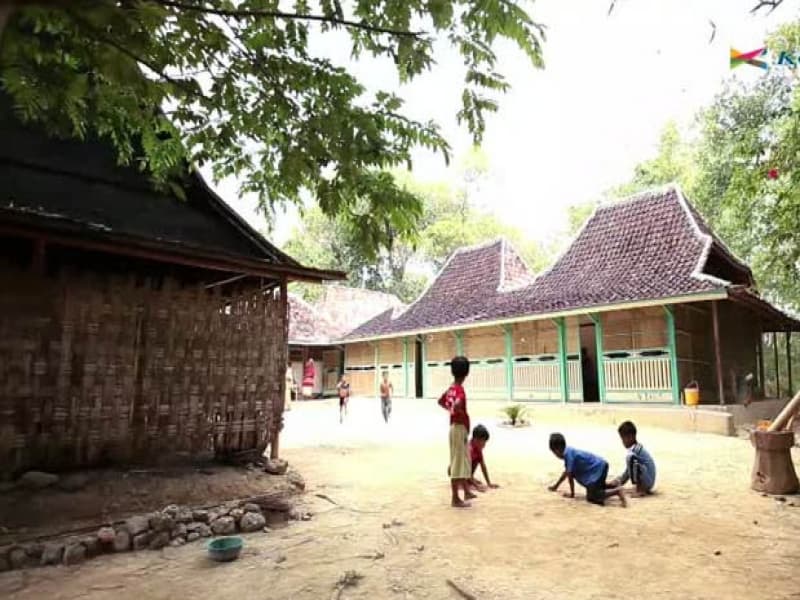 Simbol Kekerabatan Itu Ada di Halaman Panjang Rumah Adat Madura