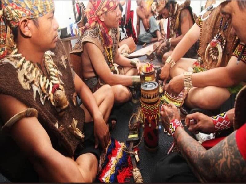 Dari Lembaran Daun Lemba Terciptalah Rompi Suku Dayak Ngaju