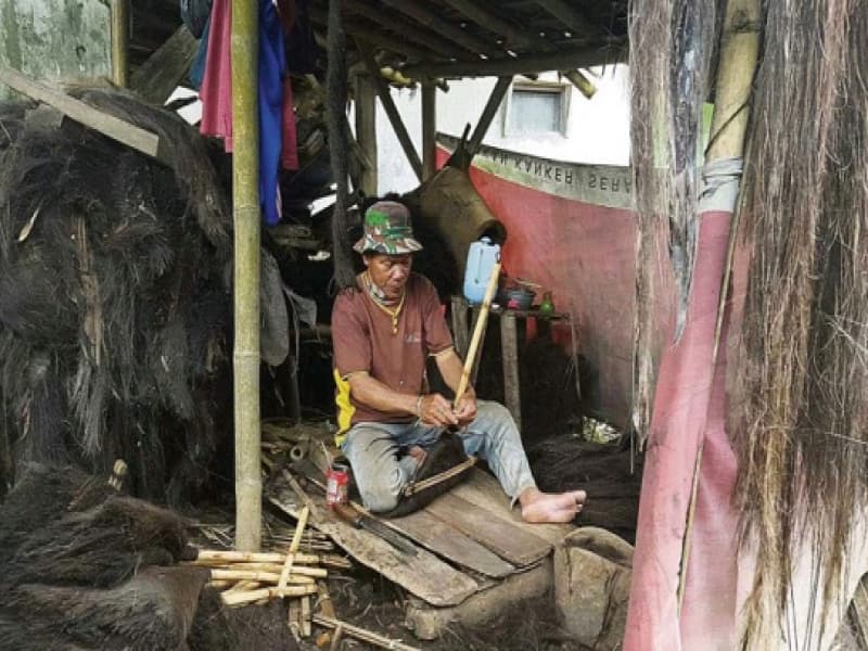 Pengrajin sapu ijuk dari Tasikmalaya. (Kompas/Dedi Muhtadi)