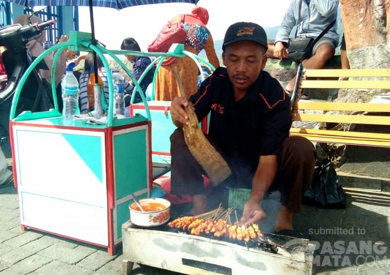 Pedagang satai kelinci. (pasangmata.detik.com)