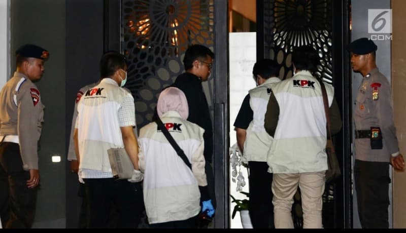 Sejumlah penyidik kenakan rompi KPK masuk ke dalam rumah tersangka Ketua DPR RI Setya Novanto dengan pengawalan ketat dari aparat kepolisian Brimob di Jalan Wijaya 13 No 19, Jakarta Selatan, Kamis (16/11). (Liputan6.com/Johan Tallo)