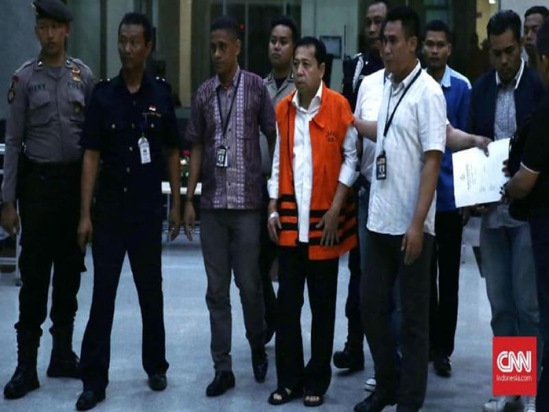 Setya Novanto dibawa ke rumah tahanan KPK sehabis menjalani pemeriksaan administrasi setelah tiba di gedung KPK. (CNN Indonesia/Andry Novelino)