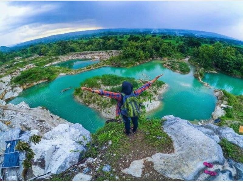 7 Danau Biru Ini Akan Bantu Kamu Move On