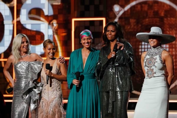 Michelle Obama, Alicia Keys, Lady Gaga, Jada Pinkett-Smith, dan Jennifer Lopez berdiri bersama di atas panggung Grammy. (Reuters/Mike Blake)