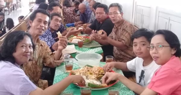 Para jemaat di salah satu gereja di Grobogan menikmati hidangan saat tradisi Bujono Pirukun. (Jmanunggil)
