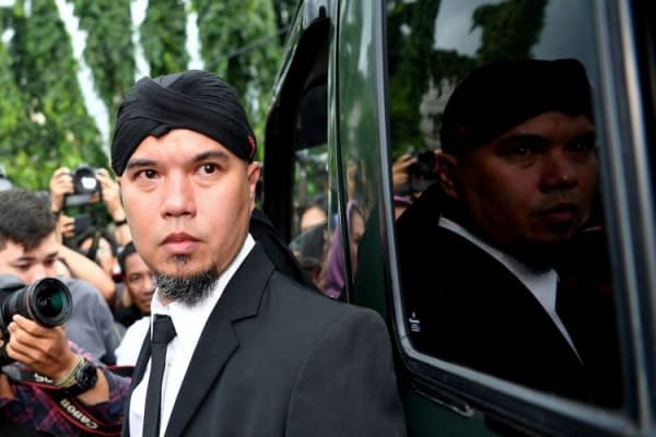 Terpidana kasus ujaran kebencian Ahmad Dhani berjalan menuju mobil tahanan seusai menjalani sidang putusan di Pengadilan Negeri Jakarta Selatan, Jakarta, Senin (28/1/2019). (Antara Foto/Sigid Kurniawan)