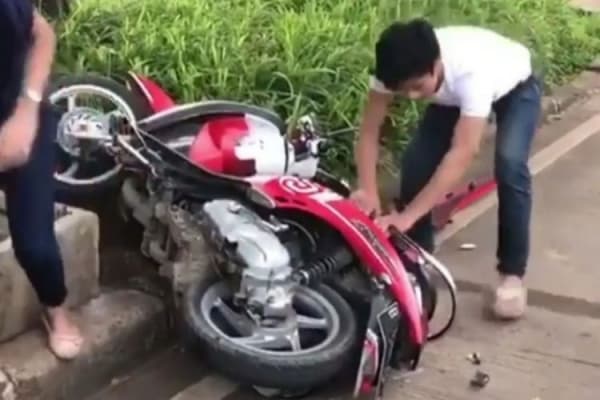 Adi Saputra tengah meluapkan amarahnya dengan mempreteli motor karena ditilang. (Instagram/@lambe_turah)