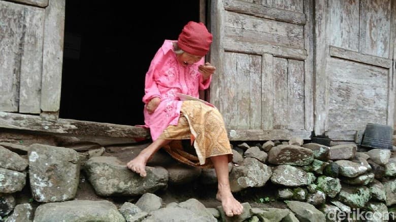 Mbah Semi yang hidup sebatangkara di rumah reyot. (Detik.com/Rinto Heksantoro)