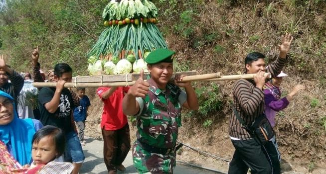 Arak-arakan gunungan tradisi ngrekso bumi. (solotrust.com)