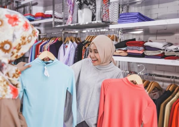 Ilustrasi belanja baju Lebaran. (Moneysmart)