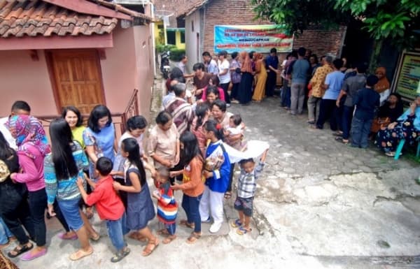 Warga saling bersalaman saat hari raya. (Antara/Aditya Pradana )