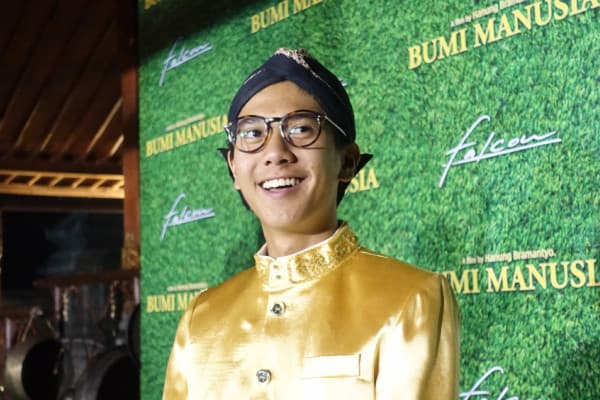 Iqbaal Ramadhan di konferensi pers "Bumi Manusia" di Studio Alam Gamplong, Sleman, Yogyakarta, Kamis (24/5/2018) malam. (Antaranews/Nanien Yuniar)