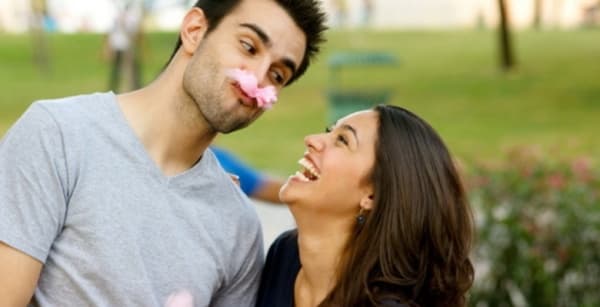 Aturan memposting kemesraan di media sosial. (sociolla.com)