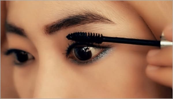 Supaya Hasilnya Maksimal, Lakukan 5 Hal Ini Saat Pakai Maskara