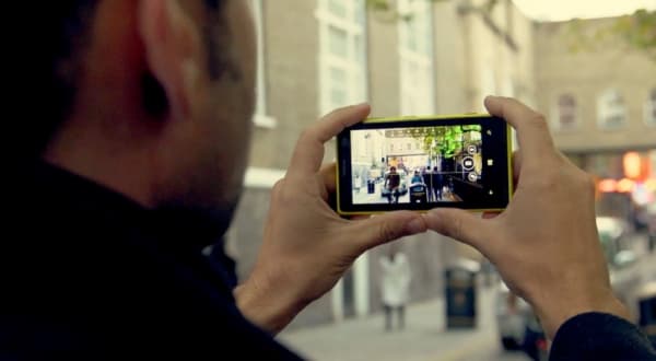 Memotret dengan ponsel. (Diykamera) 