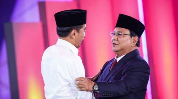 Jokowi dan Prabowo bersalaman dengan akrab. (Kompas/Garry Lotulung)