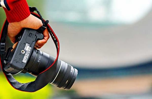 Membawa kamera saat traveling harus hati-hati. (Telusur Indonesia)