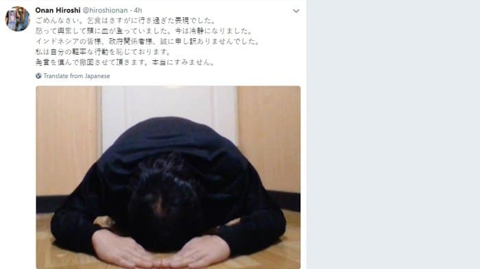 Komikus Jepang Onan Hiroshi meminta maaf sambil bersujud. (Tribunnews.com)