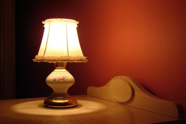 Ilustrasi lampu tidur. (Pixabay)