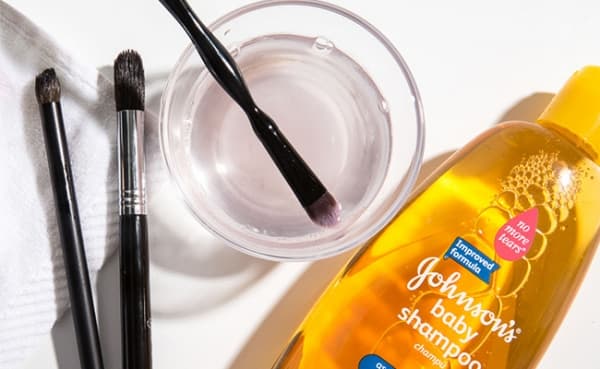 Lima Cairan Ini Bisa Kamu Gunakan untuk Bersihkan Spons <em>Make Up</em>