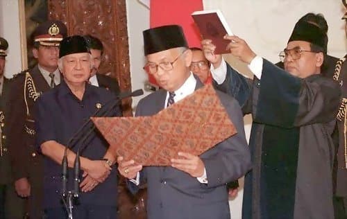 Pelantikan BJ Habibie di Istana. (Kantor Kepresidenan)