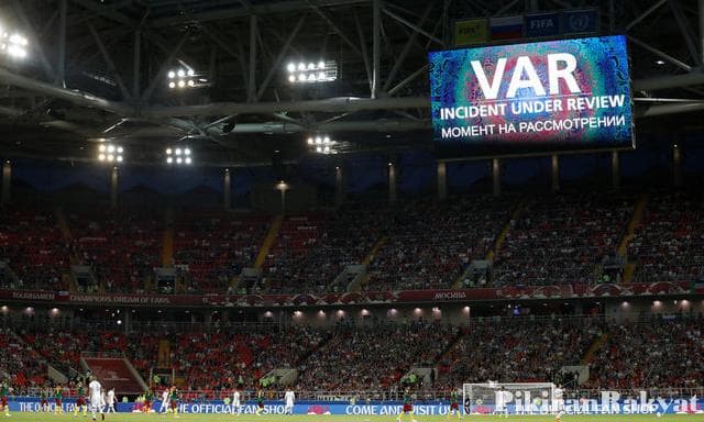 Teknologi VAR dalam sepak bola. (Reuters)