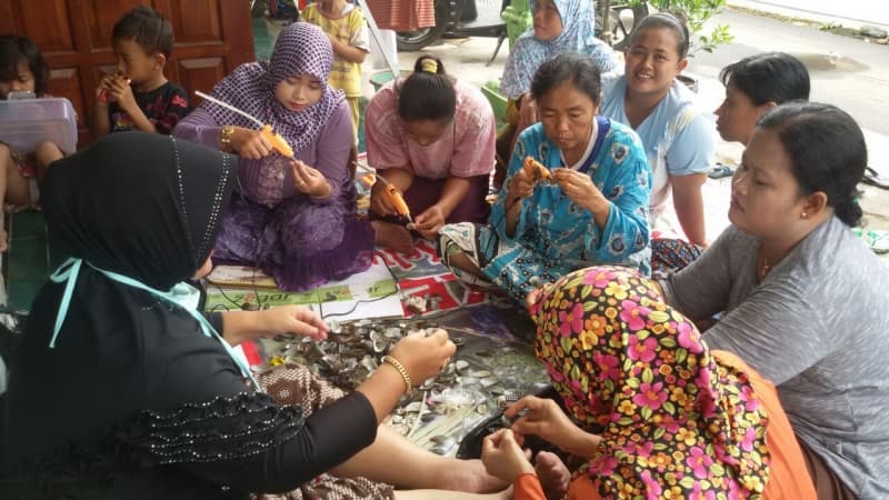 Ibu-ibu Balai Sakinah Aisyiyah (BSA) Kemuning membuat kerajinan dari limbah kulit kerang. (aisyiyah.or.id) 