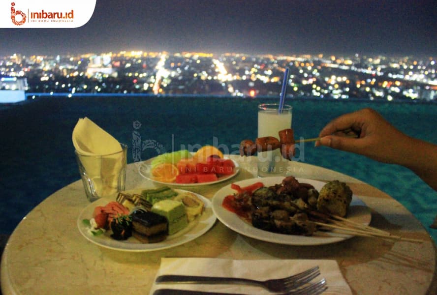 Sajian barbekyu di kolam renang terbuka paling tinggi di Indonesia. (Inibaru.id/Verawati Meidiana)