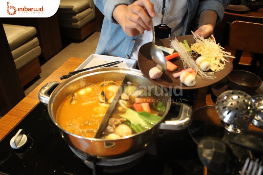 Memasak sendiri di panci atau steampot di Shabu-Q. (Inibaru.id/Faidah Umu)