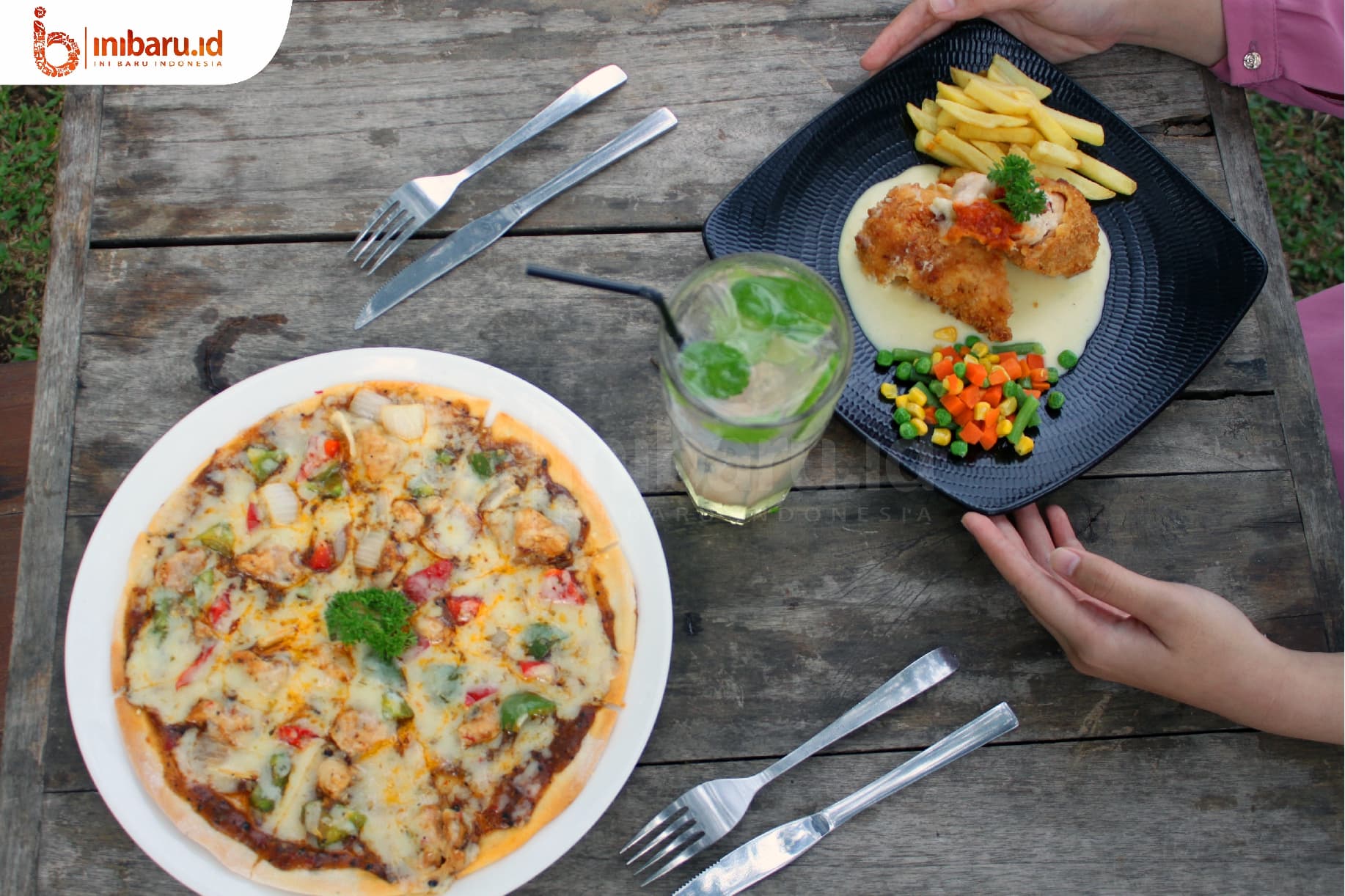 Pizza meat lovers, Chicken Cordon Bleu, dan Mojito di Converso Coffee and Eatery. (Inibaru.id/ Verawati Meidiana)
