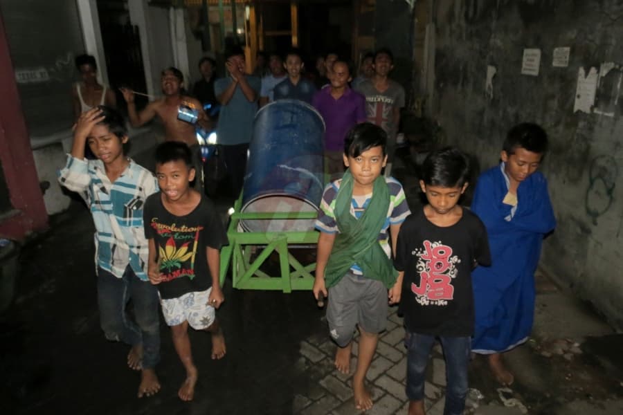 Tradisi membangunkan sahur di Indonesia. (Indonesiaphotonews.com)