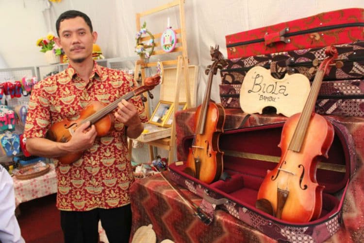 Biola bambu. (Merdeka.com) 