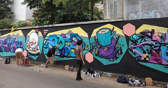 Melukis grafiti di tembok. (Murianews) 