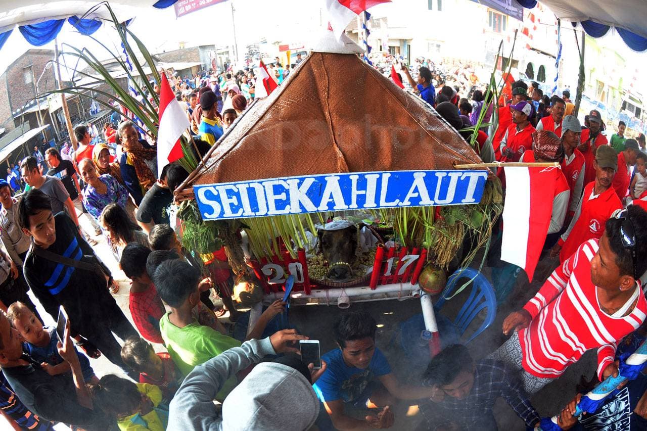 Sedekah laut. (Sindonews.com)