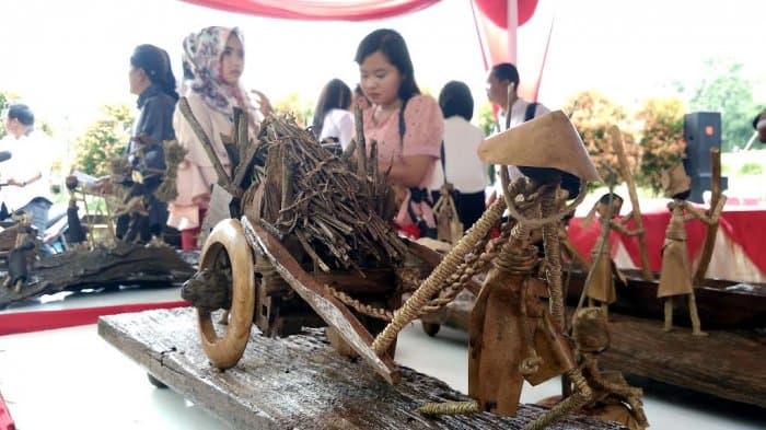 Diorama kehidupan pedesaan patung karakter orang-orangan dari Desa Kandri. (Tribunnews.com)