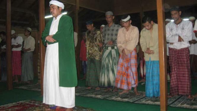 Pelaksanaan salat berjamaah di Pondok Pesantren Darut Tasbih, Banten. (Viva.co.id)