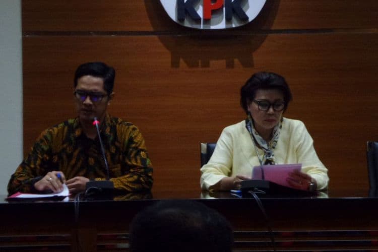 Wakil Ketua KPK Basaria Panjaitan dan jubir KPK Febri Diansyah dalam konferensi pers di gedung KPK, Jakarta, Rabu (21/3/2018). (Kompas.com/Ambaraine Nadia)