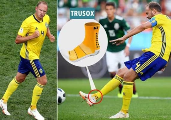 Kapten Swedia kenakan kaos kaki nggak sesuai ketentuan Piala Dunia. (Galamedia.com)