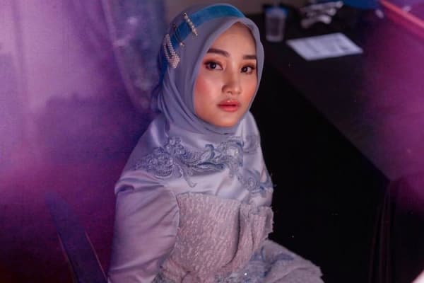 Inspirasi pemakaian jepit mutiara Fatin Shidqia Lubis. (Instagram/Fatin30)