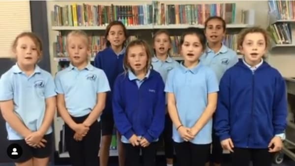 Siswa Australia saat menyanyikan lagu "Persahabatan". (Instagram/Sherinasinna)