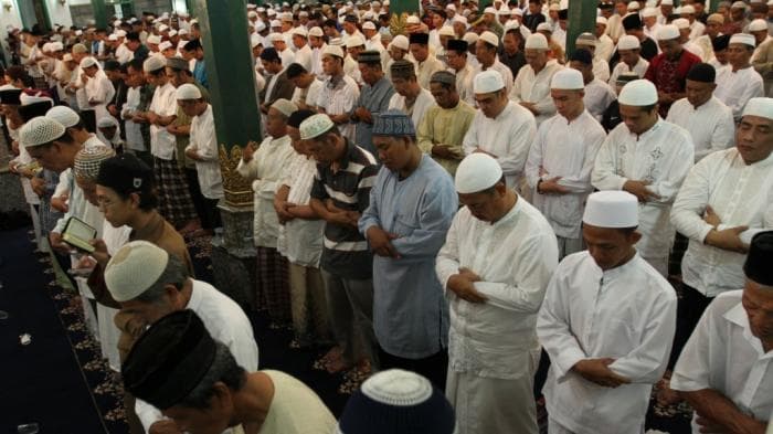 Salat tarawih berjamaah. (Tribunsumsel/M A Fajri)