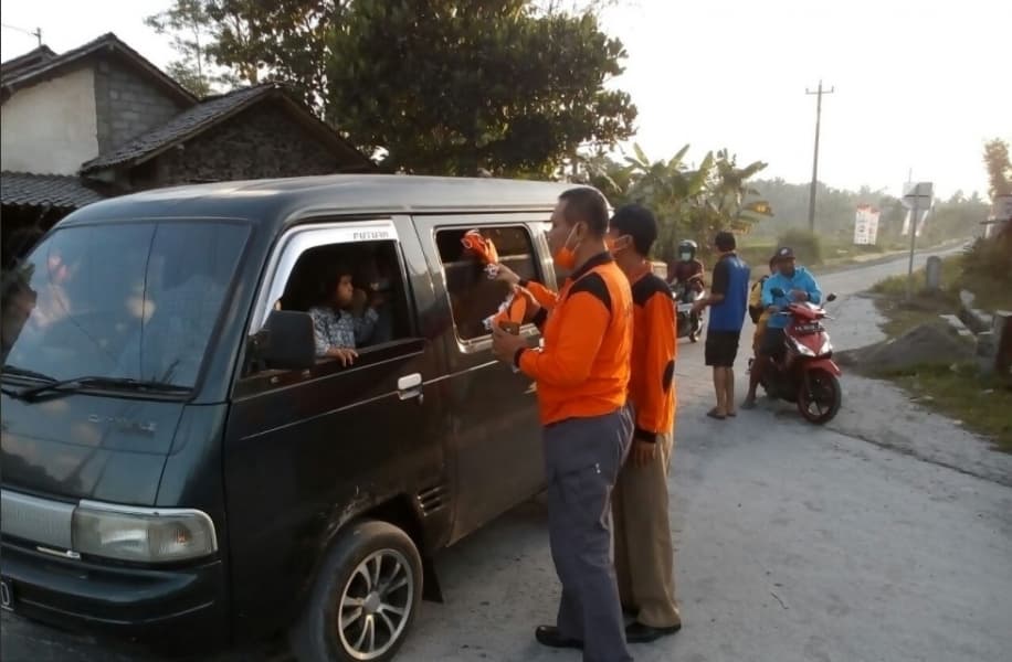 Petugas BPDB Jateng membagikan masker bagi warga di wilayah yang terdampak hujan abu Merapi (Twitter.com/BPDBJateng)