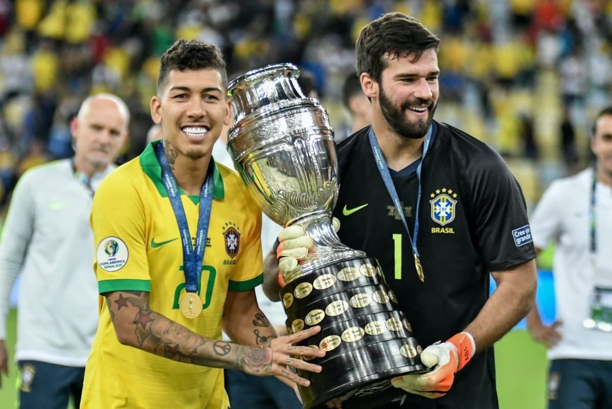 Alisson Becker dan Roberto Firmino. (Thisisanfield)