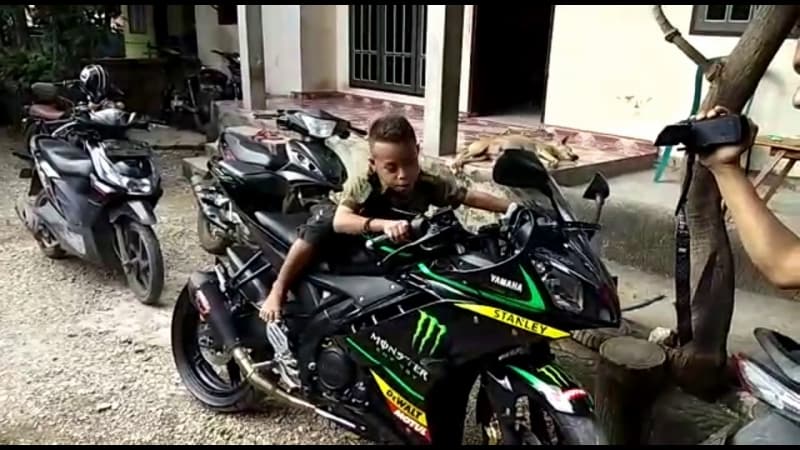 Daddy, bocah yang mampu menirukan suara komentator MotoGP dengan gaya yang lucu (Youtube/Firmansyah Tarsil)