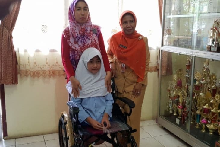 Bulan saat menerima hadiah kursi roda dari Presiden Jokowi (Antaranews.com/FB Anggoro)