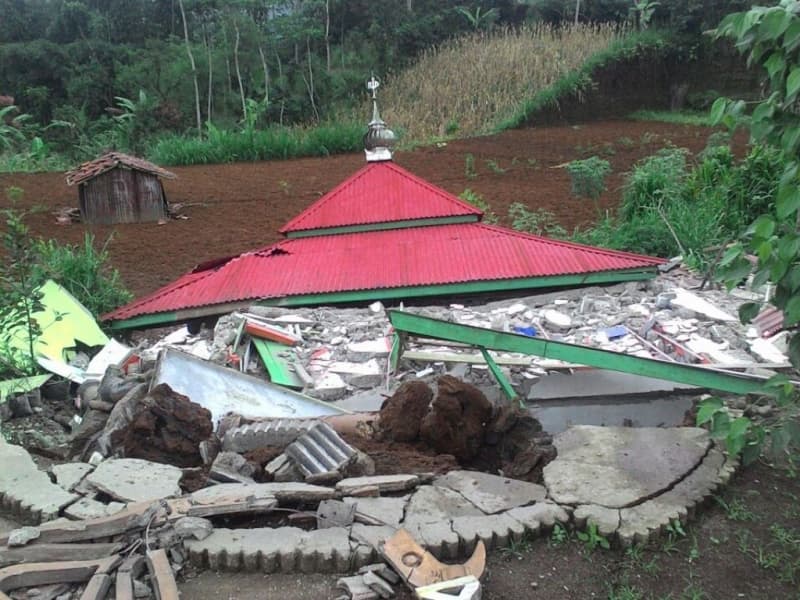 Kondisi salah satu musala yang hancur akibat gempa Banjarnegara (BNPB)