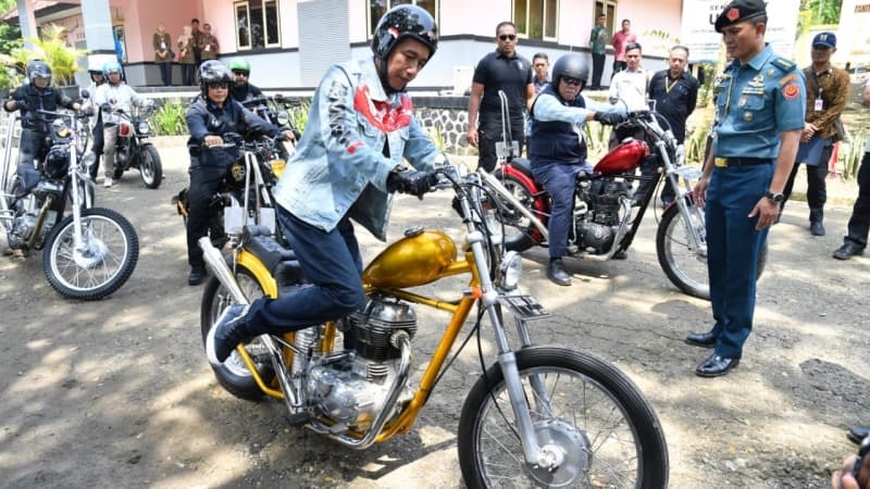 Jokowi saat mengendarai sepeda motor Chopper miliknya. (Biro Pres. Setpres)
