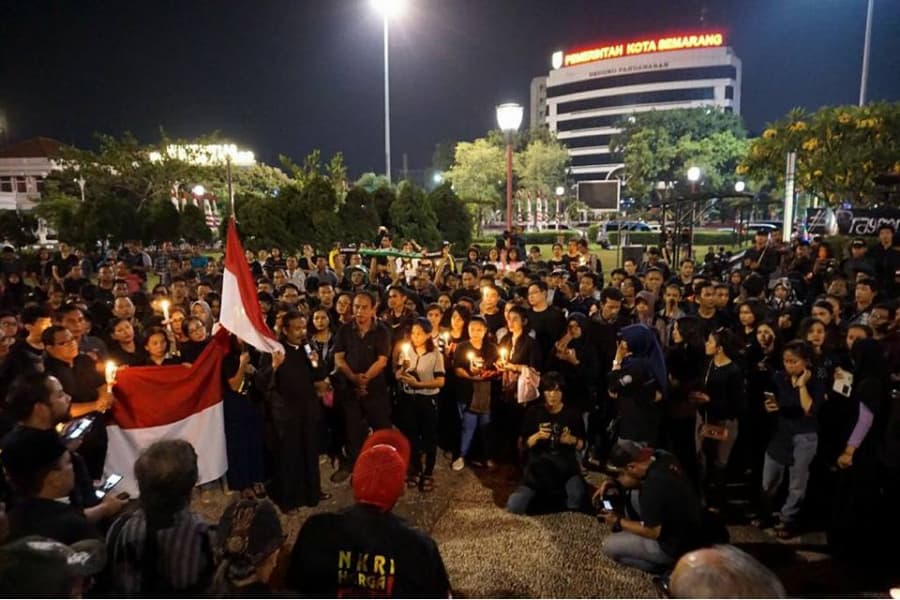 Aksi doa bersama untuk korban bom Surabaya di Tugu Muda, Semarang (Facebook/Johanes Christiono)