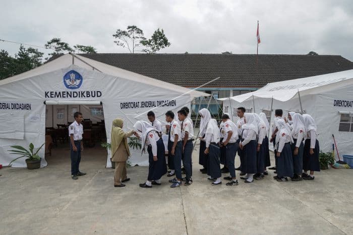 Tenda darurat yang digunakan siswa SMP N 2 Kalibening untuk mengikuti Ujian Nasional (UN) (Antarafoto.com)